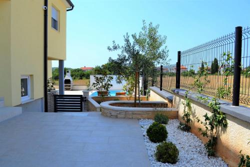 a backyard with a fountain and a fence at Villa Cera in Pula