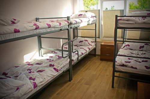 Łóżko lub łóżka piętrowe w pokoju w obiekcie Noclegi Sejnenska