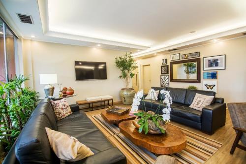 a living room with a couch and a table at JR Hotel in Presidente Prudente