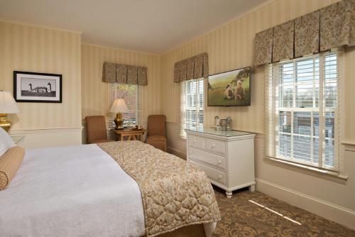 Chatham Wayside Innにあるベッド