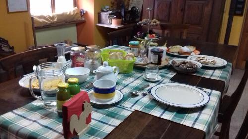 stół z talerzami jedzenia na górze w obiekcie Rifugio Casa Lobietti w mieście Mollia