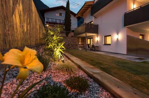 a house with a garden with a flower in the yard at Apartment Zielspitz in Parcines