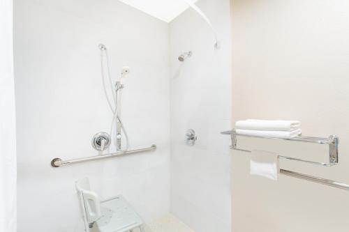 Phòng tắm tại Super 8 by Wyndham National City Chula Vista
