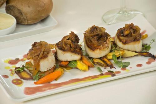 ホテルの敷地内または近くでの食事または食べ物