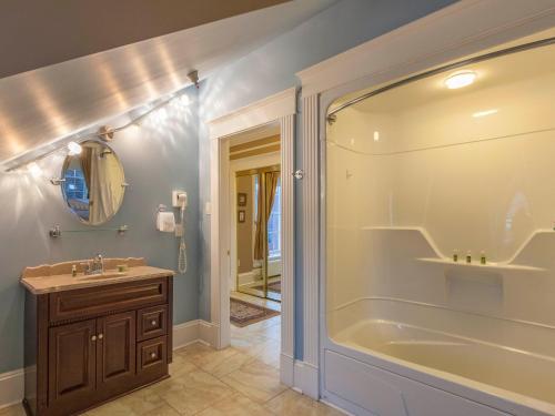 Et badeværelse på Chipman Hill Suites - Pratt House