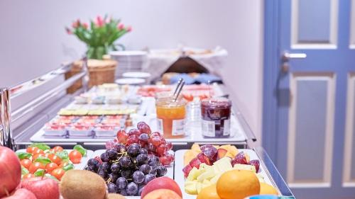 a buffet with many different types of fruits and drinks at Anno 1433 Hotel Lüneburg in Lüneburg