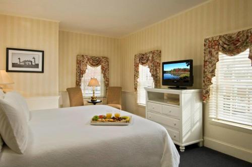 Chatham Wayside Innにあるベッド