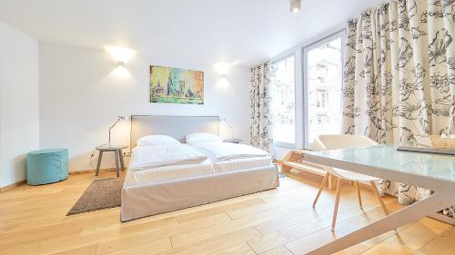 1 dormitorio con cama y mesa de cristal en Anno 1433 Hotel Lüneburg en Lüneburg