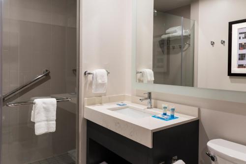 Bilik mandi di Hyatt House Austin/Downtown