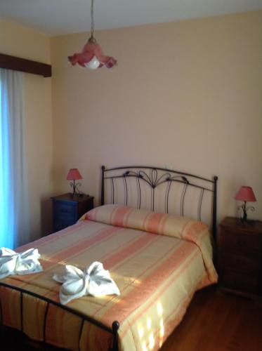 Una cama o camas en una habitación de Molivos Sunset Apartments