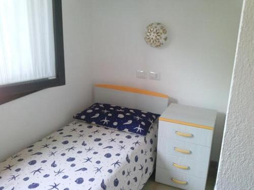 ヴィッラシミーウスにあるVillino Claudiaの小さなベッドルーム(ベッド1台、ドレッサー付)