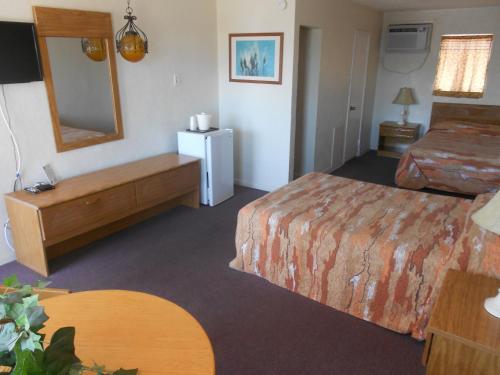 Habitación de hotel con 2 camas y espejo en Viking Motel, en Wildwood Crest