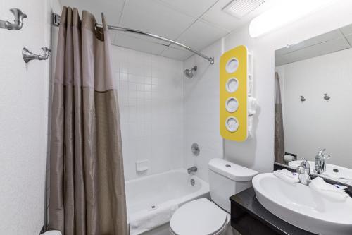 Bilik mandi di Motel 6-Warminster, PA