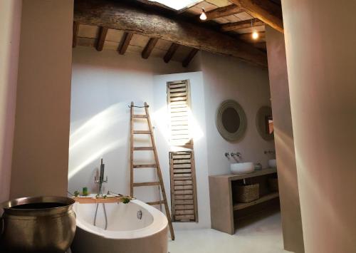 La salle de bains est pourvue d'une baignoire et d'une échelle. dans l'établissement Lunel Bien-etre, à Lunel