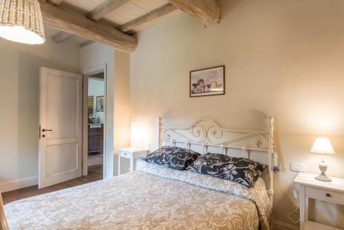 a bedroom with a bed in a room at A'Loro B&B in Terranuova Bracciolini