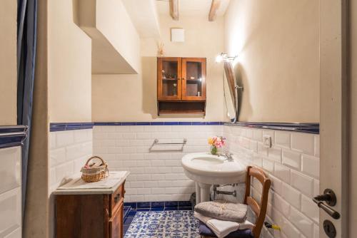 een kleine badkamer met een wastafel en een toilet bij A'Loro B&B in Terranuova Bracciolini