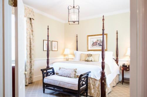 Postel nebo postele na pokoji v ubytování Planters Inn - Charleston