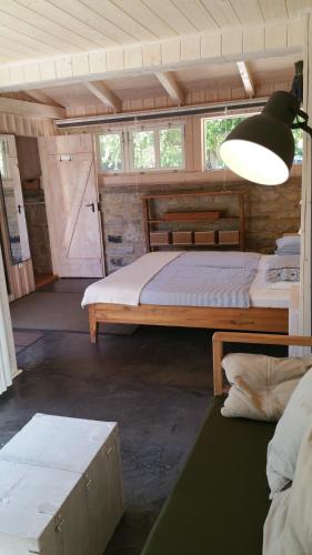 1 dormitorio con 1 cama grande y 1 lámpara en Sárffy House en Dörgicse