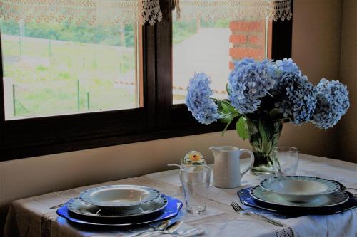 Ein Restaurant oder anderes Speiselokal in der Unterkunft Apartamentos Rurales La Carbayala 