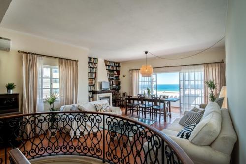 sala de estar con balcón con vistas al océano en York House, en Lagos