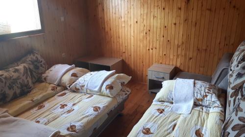 Una cama o camas en una habitación de Etno naselje KUM