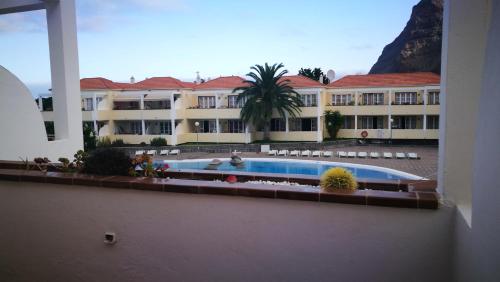 vista su un hotel con piscina di Apartamentos Ferpa a Valle Gran Rey
