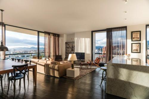 un soggiorno con divano e tavolo di 8010 Urban Living- Luxury Home Experience a Bogotá