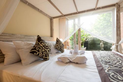Una cama o camas en una habitación de Alam Pracetha Bali Ubud