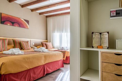 a hotel room with a bed and a window at Hostería Antu Kuyen in San Carlos de Bariloche