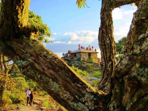 a group of people standing on top of a hill at Casas Label - Casa B in São Thomé das Letras