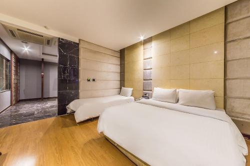 Un pat sau paturi într-o cameră la Gallerya Hotel