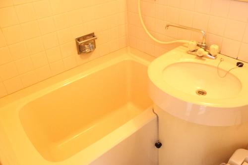 y baño con lavabo y bañera con lavamanos. en HOTEL LiVEMAX BUDGET Tokyo Kiba en Tokio