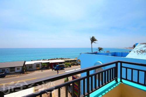 a balcony with a view of a street and the ocean at Taitung Sea Wall Homestay in Taitung City