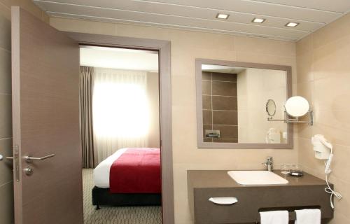 Ванная комната в Golden Tulip Kassel Hotel Reiss