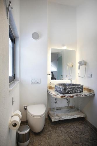 Ένα μπάνιο στο Alley Prime Hotel