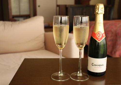 two glasses of champagne sitting on a table at Bosenkan in Gero