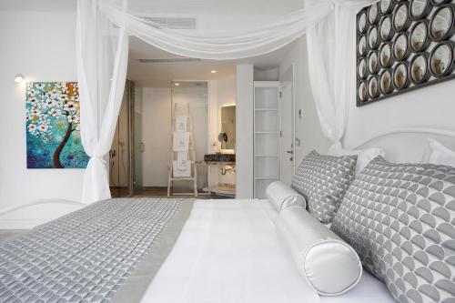 Ένα ή περισσότερα κρεβάτια σε δωμάτιο στο Alley Prime Hotel