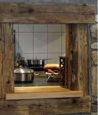 une cuisine avec 2 casseroles et des poêles sur un comptoir dans l'établissement Chez La Fine, aux Gets