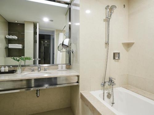 Ванная комната в The Suites Hotel Jeju