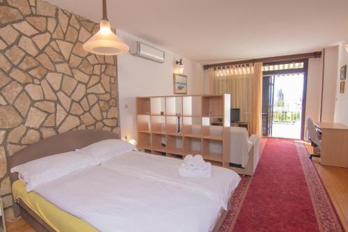 En eller flere senge i et værelse på Apartments Bruno