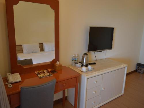 TV a/nebo společenská místnost v ubytování Kasih Sayang Hill Resort