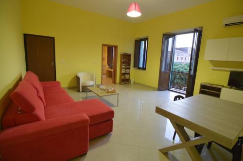 パキーノにあるTerrazza Vittorio Emanueleのリビングルーム(赤いソファ、テーブル付)