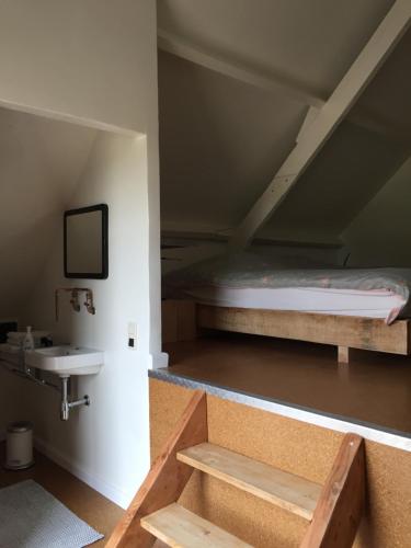 Dranouter的住宿－Eeuwenhout vakantiedomein，客房设有双层床和水槽。