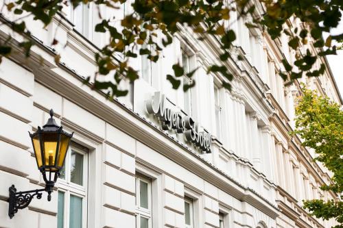 un feu de rue sur le côté d'un bâtiment dans l'établissement Myer's Hotel Berlin, à Berlin