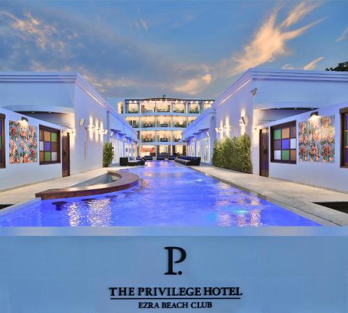 Kolam renang di atau dekat dengan The Privilege Hotel Ezra Beach Club