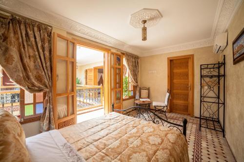 Riad Dar Saidi في الرباط: غرفة نوم بسرير ونافذة كبيرة