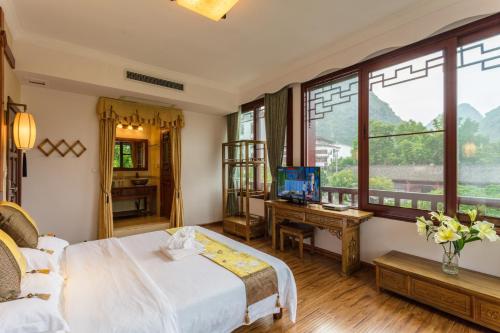 Ένα ή περισσότερα κρεβάτια σε δωμάτιο στο Yangshuo River View Hotel