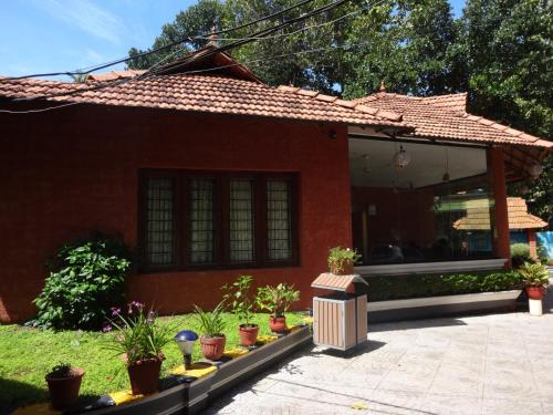 Jardín al aire libre en Deshadan Cliff & Beach Resort,Varkala