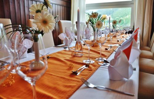 Flair-Hotel Waldfriedenにあるレストランまたは飲食店