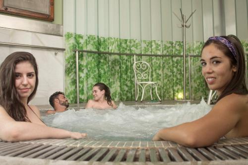 eine Gruppe von Menschen in einem Whirlpool in der Unterkunft Balneario de Alhama de Granada in Alhama de Granada